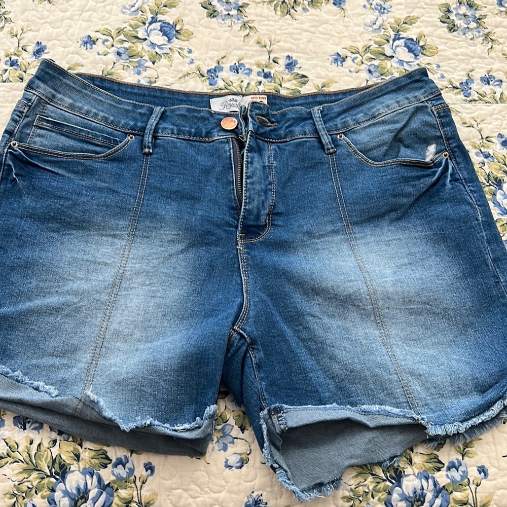 Royalty shorts